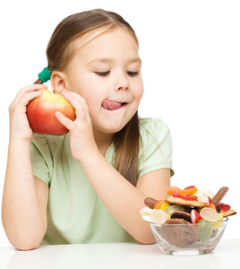 小女孩苹果和糖果之间选择