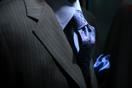 条纹的外套上，蓝色的衬衫 领带  手帕