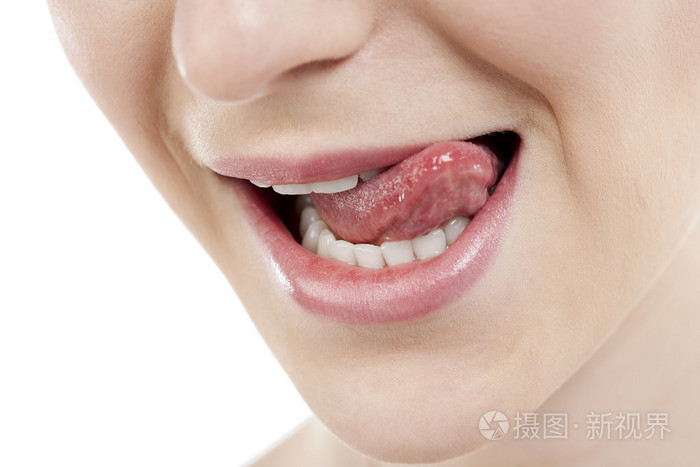 显示她的舌头的女人