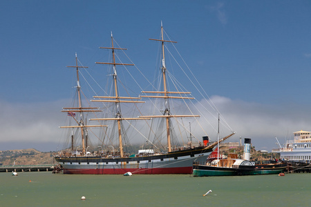 火轮和复古帆船在港口