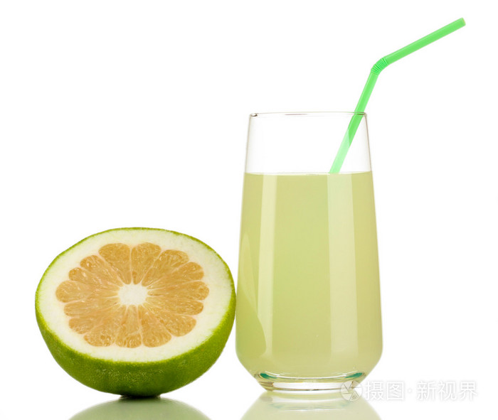 在玻璃和旁边它隔绝在白色的甜心亲爱的美味果汁