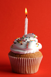 美味的生日蛋糕与蜡烛，红色的背景上