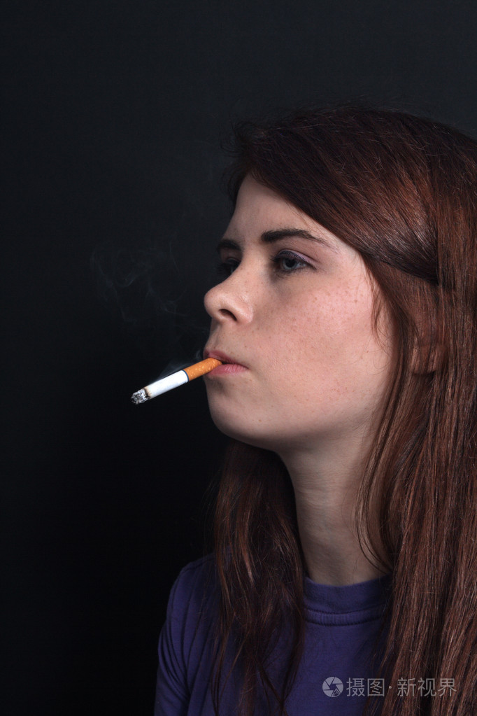 美丽的黑发抽香烟 7照片-正版商用图片1b3isv-摄图新视界
