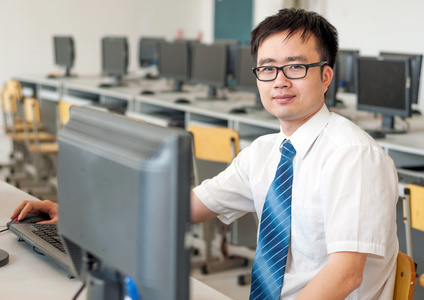 在计算机机房中工作的亚洲人图片