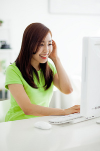 使用电脑的快乐亚洲年轻女人