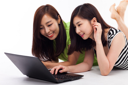 使用便携式计算机的年轻亚裔女子