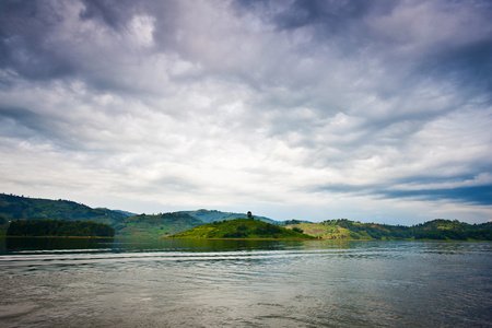 在乌干达，非洲 bunyonyi 湖进行