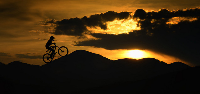 骑自行车的日落时的剪影