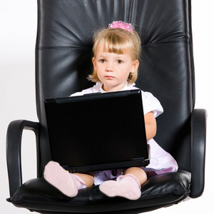 小女孩用一台笔记本电脑
