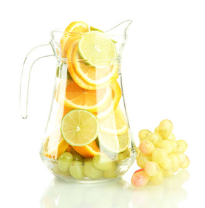 与柑桔类水果和葡萄，孤立在白色透明 jar