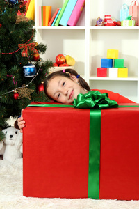 大礼品盒圣诞节树附近的小女孩