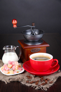 红色杯加 rahat 喜悦 牛奶和咖啡磨木桌上的咖啡