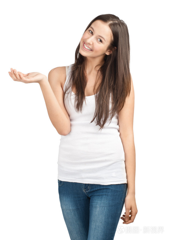 休闲女孩在她的手掌上显示的东西