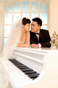 婚礼那天的亚洲的年轻夫妇