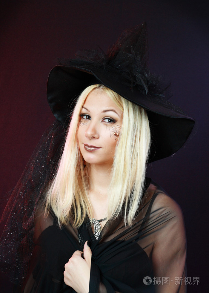 在黑暗的背景上性感女巫