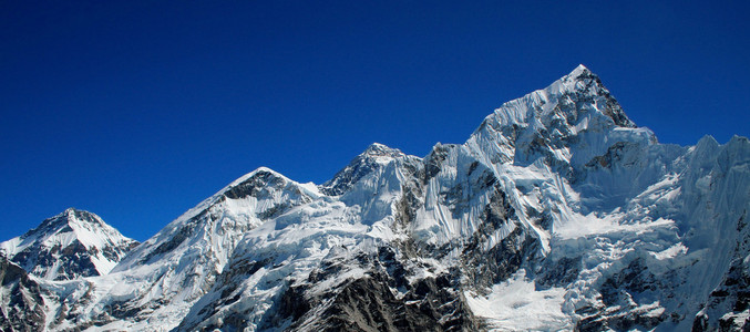 世界上最高的山，山珠穆朗玛峰 8850 米 努在喜马拉雅山，尼泊尔向右