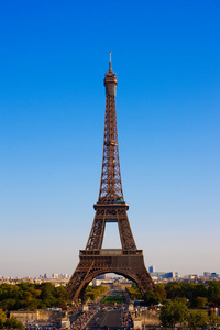 在巴黎，法国的蓝蓝的天空背景上的埃菲尔铁塔
