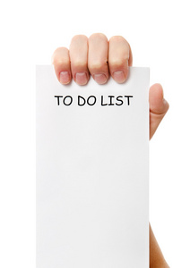 手抱着的纸笔记的待办事项列表