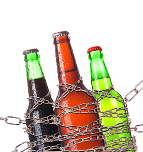 酒精滥用概念锁定在一条链上的啤酒
