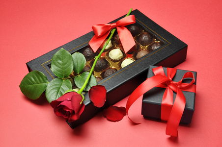 情人节带来了巧克力 红玫瑰和礼物