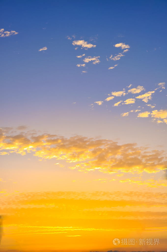 阴暗的天空与暴风云在日落的黄昏