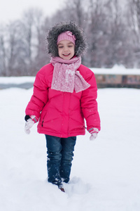 年轻的女孩玩雪