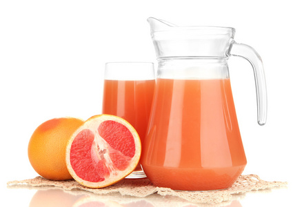 全玻璃和水罐的葡萄柚汁和葡萄柚上白色隔离