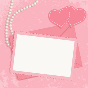 复古粉色框架邀请或祝贺。珍珠 框架 信封和粉红色 grunge 背景的心。您可以为您的文本或照片使用框架