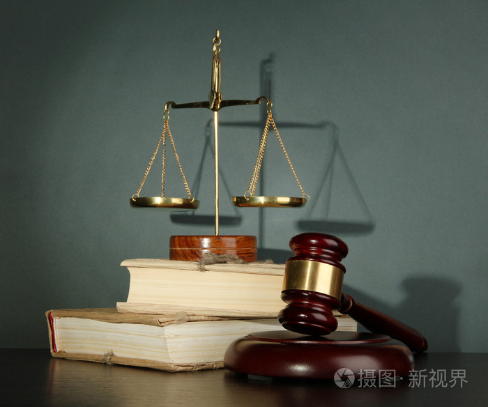 金秤的正义, 木槌和灰色背景的书