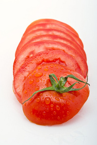 多汁番茄切片与滴隔离白色背景
