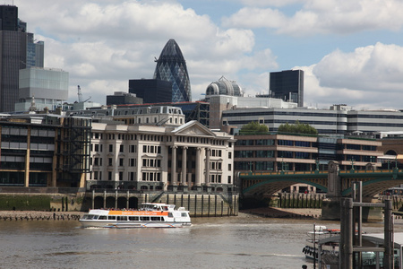 伦敦的天际线显示的小黄瓜和伦敦塔的视图