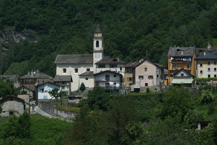 丹焦上 blenio 谷在瑞士的阿尔卑斯山的村