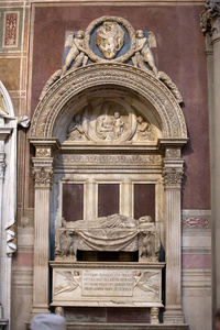佛罗伦萨圣十字教堂内部的大教堂