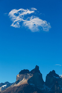 在国家公园托雷斯不寻常形状的云