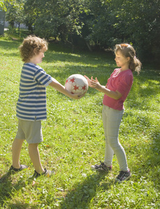 男孩和女孩玩球