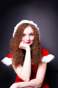 圣诞老人的漂亮卷发女孩