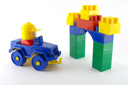 蓝色的车前面的彩色玩具门机械塑料玩具