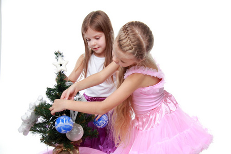 两个女孩装饰圣诞树