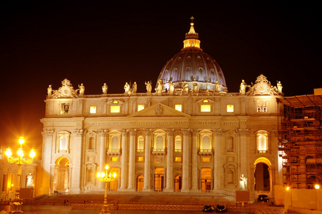 圣彼得大教堂的夜景。罗姆人 意大利