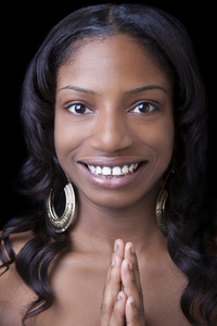 瘦微笑非洲裔美国妇女用的手