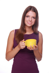 年轻女子持有黄色茶杯子