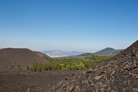 从一侧的火山