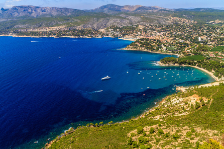 在法国南部卡西斯和 calanque 海岸鸟瞰图