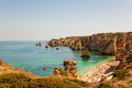 阿尔加维，葡萄牙8 月 15 拥挤的美丽的海滩，唐娜
