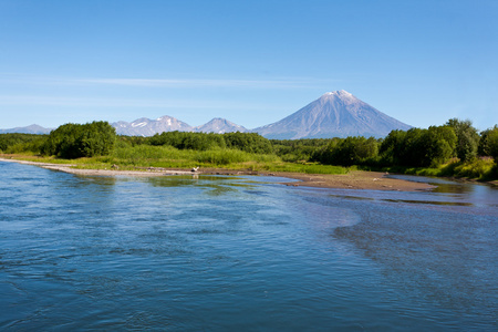 在堪察加半岛上的火山 koryaksy 和河阿瓦恰