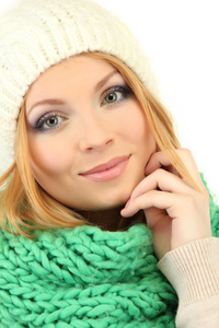 年轻漂亮的女人穿上冬季服装，孤立在白色