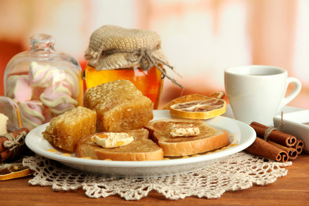 白面包烤面包 蜂蜜和杯咖啡在咖啡厅中