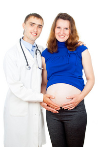 医师触及孕妇的腹部