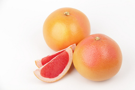 在白色背景上的葡萄柚