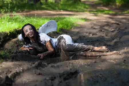 天使的翅膀躺在泥里的女孩图片